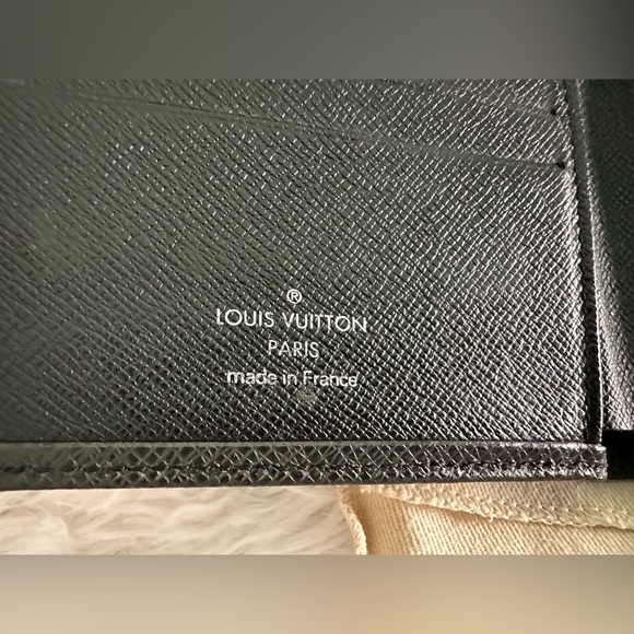 Authentic Louis Vuitton Taiga Leather Black Mens Wallet - Picture 12 of 15